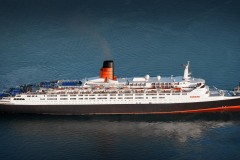 QE2 Leaves Southampton