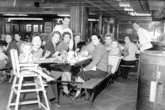 G.I. Guides on Queen Mary. 1st Feb 1946. © THE SOUTHERN DAILY ECHO ARCHIVES.  Ref - 108