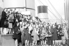 G.I. Guides on Queen Mary. 1st Feb 1946. © THE SOUTHERN DAILY ECHO ARCHIVES.  Ref - 110