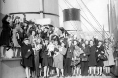 G.I. Guides on Queen Mary. 1st Feb 1946. © THE SOUTHERN DAILY ECHO ARCHIVES.  Ref - 109